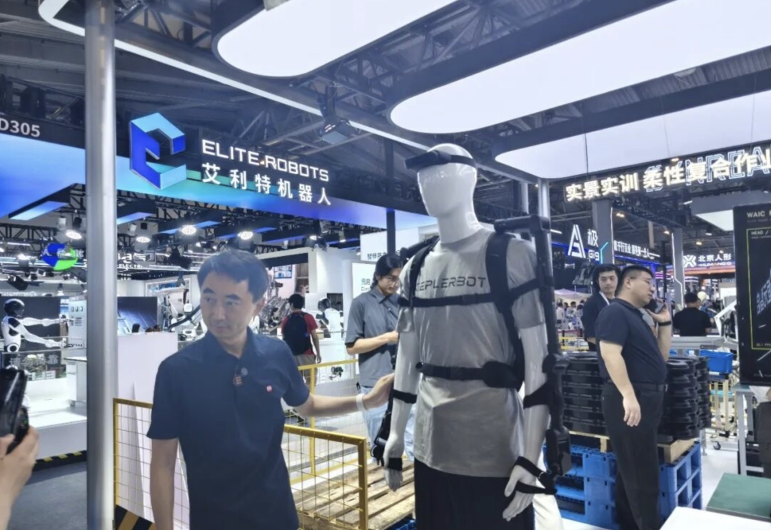 智能眼镜与外骨骼协助搬冰箱
